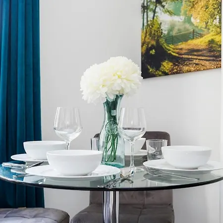 Bridge Compact Apartment, Sleeps 3 , Tube 3 Mins Walk , Zone 1 , Weekly Offers Apartment