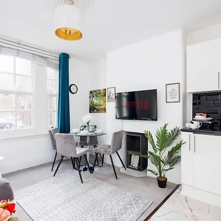 Bridge Compact Apartment, Sleeps 3 , Tube 3 Mins Walk , Zone 1 , Weekly Offers London