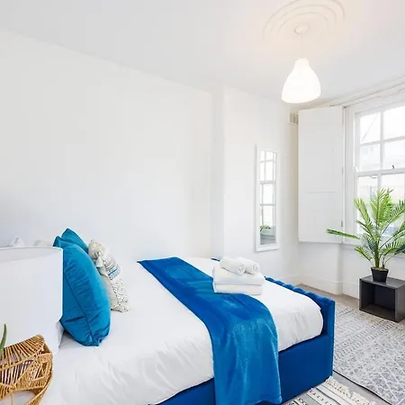 Bridge Compact Apartment, Sleeps 3 , Tube 3 Mins Walk , Zone 1 , Weekly Offers