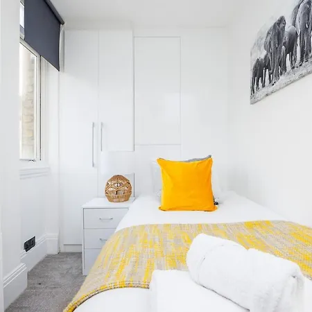 Apartment Bridge Compact Apartment, Sleeps 3 , Tube 3 Mins Walk , Zone 1 , Weekly Offers