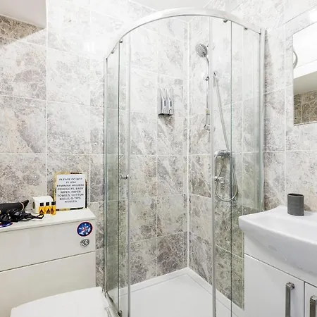 Apartment Bridge Compact Apartment, Sleeps 3 , Tube 3 Mins Walk , Zone 1 , Weekly Offers *