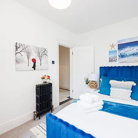 Bridge Compact Apartment, Sleeps 3 , Tube 3 Mins Walk , Zone 1 , Weekly Offers Apartment London