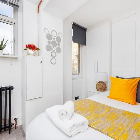Apartment Bridge Compact Apartment, Sleeps 3 , Tube 3 Mins Walk , Zone 1 , Weekly Offers London