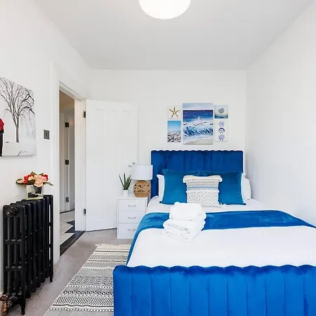 Bridge Compact Apartment, Sleeps 3 , Tube 3 Mins Walk , Zone 1 , Weekly Offers *