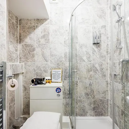 Bridge Compact Apartment, Sleeps 3 , Tube 3 Mins Walk , Zone 1 , Weekly Offers Apartment