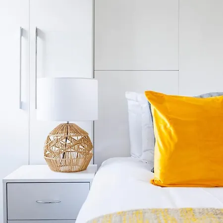Apartment Bridge Compact Apartment, Sleeps 3 , Tube 3 Mins Walk , Zone 1 , Weekly Offers *