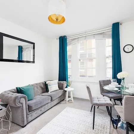 Apartment Bridge Compact Apartment, Sleeps 3 , Tube 3 Mins Walk , Zone 1 , Weekly Offers London