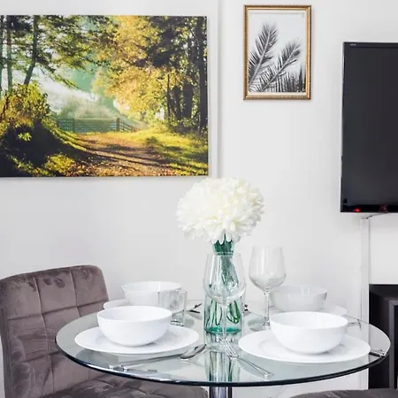 Bridge Compact Apartment, Sleeps 3 , Tube 3 Mins Walk , Zone 1 , Weekly Offers *