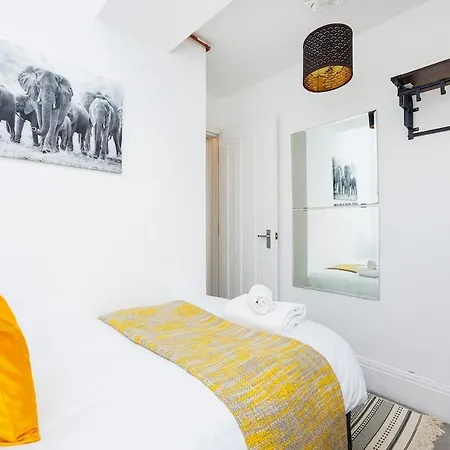 Bridge Compact Apartment, Sleeps 3 , Tube 3 Mins Walk , Zone 1 , Weekly Offers London