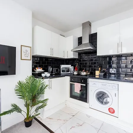 Bridge Compact Apartment, Sleeps 3 , Tube 3 Mins Walk , Zone 1 , Weekly Offers