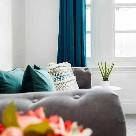 Bridge Compact Apartment, Sleeps 3 , Tube 3 Mins Walk , Zone 1 , Weekly Offers Apartment *