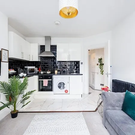 Apartment Bridge Compact Apartment, Sleeps 3 , Tube 3 Mins Walk , Zone 1 , Weekly Offers *