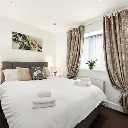 West End - Sleeps 5 - Amazing Location Apartment London