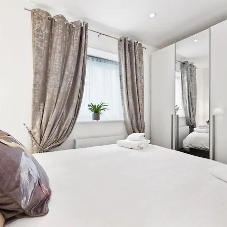 West End - Sleeps 5 - Amazing Location