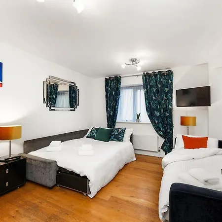 West End - Sleeps 5 - Amazing Location Apartment *