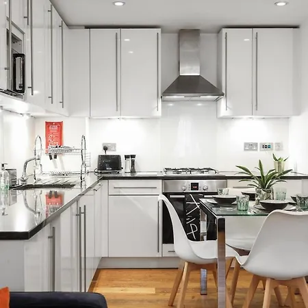Apartment West End - Sleeps 5 - Amazing Location *