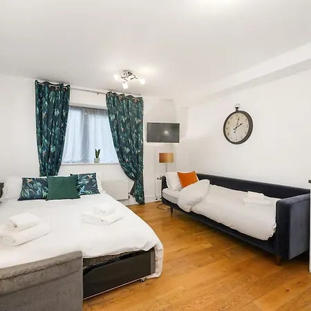 West End - Sleeps 5 - Amazing Location Apartment