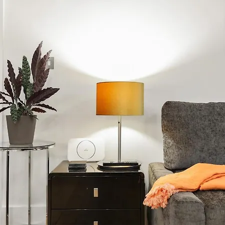 West End - Sleeps 5 - Amazing Location London
