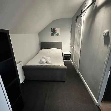Bright Double With Large Patio Space Raynes Park