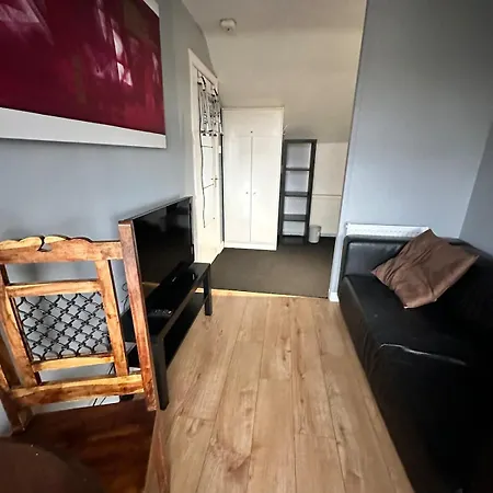 Bright Double With Large Patio Space Apartment Raynes Park