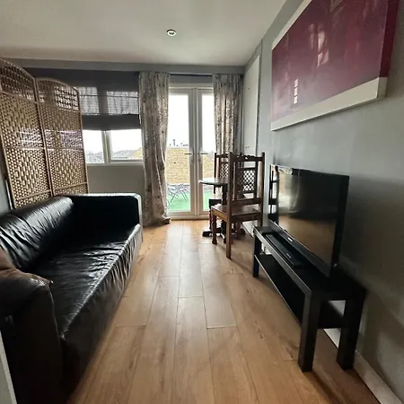 Apartment Bright Double With Large Patio Space Raynes Park