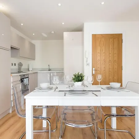 Space - - 2 Bed - 2 Bath - Balcony - Parking Space Apartment Romford