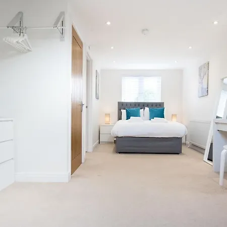 Apartment Space - - 2 Bed - 2 Bath - Balcony - Parking Space Romford