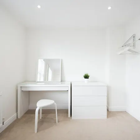 Space - - 2 Bed - 2 Bath - Balcony - Parking Space Apartment Romford