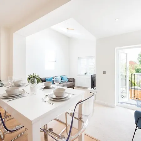 Apartment Space - - 2 Bed - 2 Bath - Balcony - Parking Space Romford