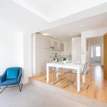 Space - - 2 Bed - 2 Bath - Balcony - Parking Space Apartment Romford