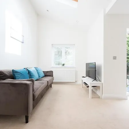 Space - - 2 Bed - 2 Bath - Balcony - Parking Space * Romford