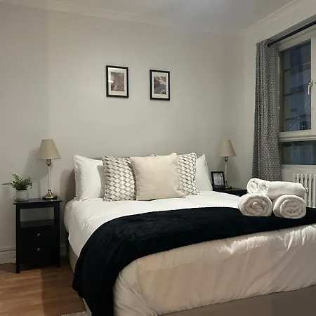 Cosy Paddington 2 Bedroom Prime Location Apartment *