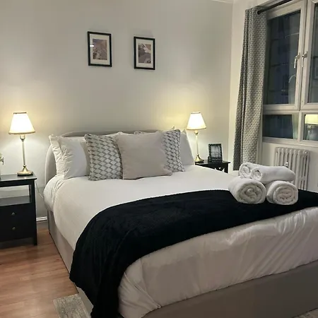 Cosy Paddington 2 Bedroom Prime Location Apartment *