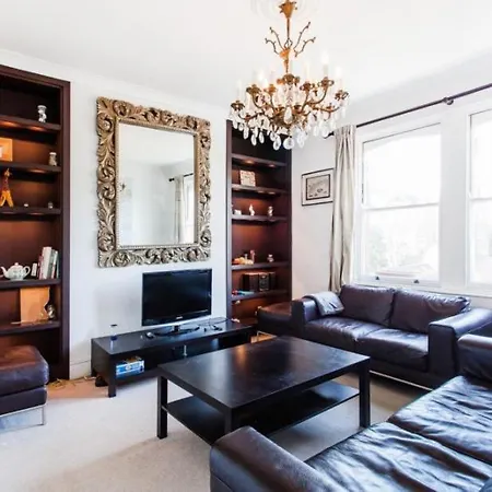 3 Bedroom Spacious And Bright Apartment *