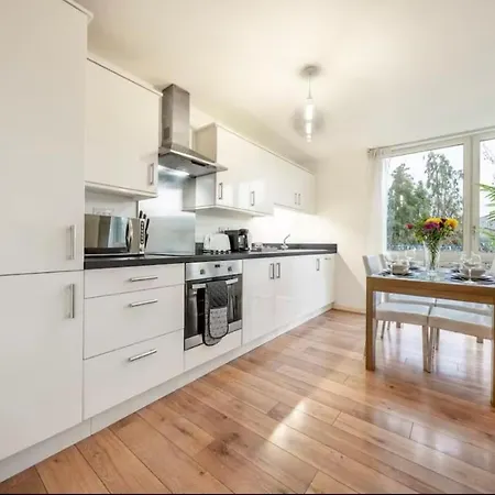Modern Amazing Spring Offer Longer Sleeps 6 Free Gym Free Underground Parking Fast Wifi 5 Mins To Stadium Direct Travel To Heathrow Airport * Brentford