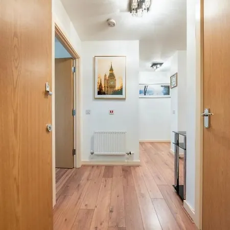 Modern Amazing Spring Offer Longer Sleeps 6 Free Gym Free Underground Parking Fast Wifi 5 Mins To Stadium Direct Travel To Heathrow Airport Apartment