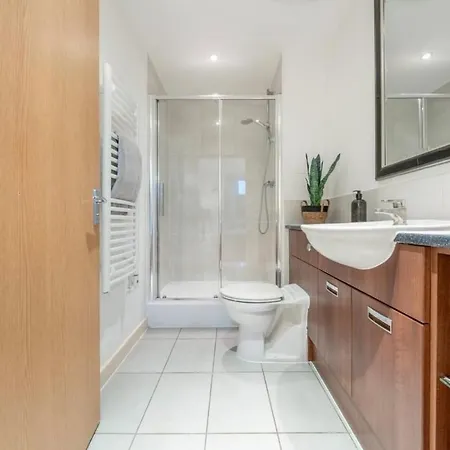 Apartment Modern Amazing Spring Offer Longer Sleeps 6 Free Gym Free Underground Parking Fast Wifi 5 Mins To Stadium Direct Travel To Heathrow Airport *
