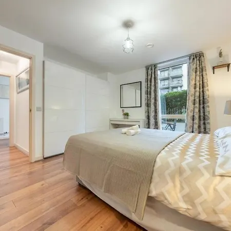 Modern Amazing Spring Offer Longer Sleeps 6 Free Gym Free Underground Parking Fast Wifi 5 Mins To Stadium Direct Travel To Heathrow Airport Apartment Brentford
