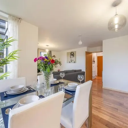Modern Amazing Spring Offer Longer Sleeps 6 Free Gym Free Underground Parking Fast Wifi 5 Mins To Stadium Direct Travel To Heathrow Airport Apartment Brentford