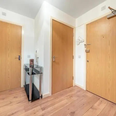 Modern Amazing Spring Offer Longer Sleeps 6 Free Gym Free Underground Parking Fast Wifi 5 Mins To Stadium Direct Travel To Heathrow Airport * Brentford