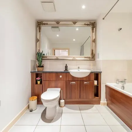 Modern Amazing Spring Offer Longer Sleeps 6 Free Gym Free Underground Parking Fast Wifi 5 Mins To Stadium Direct Travel To Heathrow Airport Apartment *