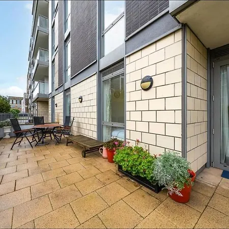 Modern Amazing Spring Offer Longer Sleeps 6 Free Gym Free Underground Parking Fast Wifi 5 Mins To Stadium Direct Travel To Heathrow Airport *