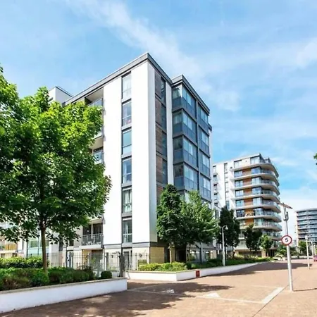 Modern Amazing Spring Offer Longer Sleeps 6 Free Gym Free Underground Parking Fast Wifi 5 Mins To Stadium Direct Travel To Heathrow Airport Apartment Brentford
