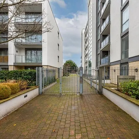 Modern Amazing Spring Offer Longer Sleeps 6 Free Gym Free Underground Parking Fast Wifi 5 Mins To Stadium Direct Travel To Heathrow Airport Brentford