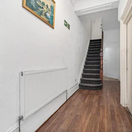 Spacious One Bedroom Flat Free Parking Apartment London