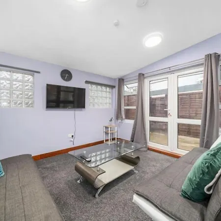 Spacious One Bedroom Flat Free Parking * London