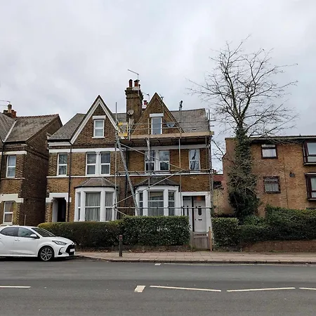 Stunning With Garden And Parking * Finchley