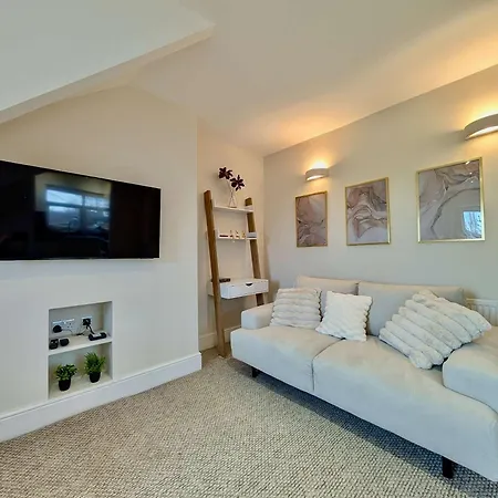 Stunning With Garden And Parking *