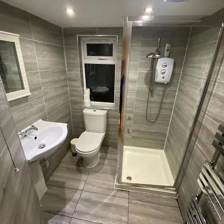 4 Bedroom & 2 Bedroom Apartment *