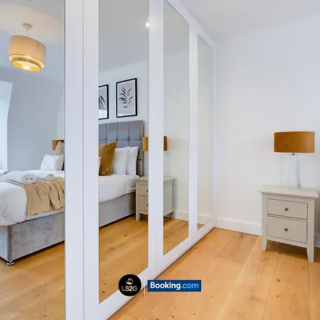 Apartment 2 Bedroom By Ls2g Short Lets & Serviced Greater With Private Balcony